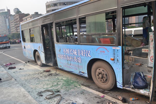 Nổ lớn trên xe buýt, 25 người thương vong - ảnh 1